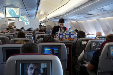 Doha  Katar  Passagiere und Flugbegleiterin in einer Flugzeugkabine