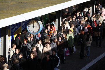 Berlin  Deutschland  Angesammelte Menschenmenge am Bahnsteig