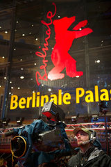 Berlin  Deutschland  Berlinale-Palast mit Kameramann