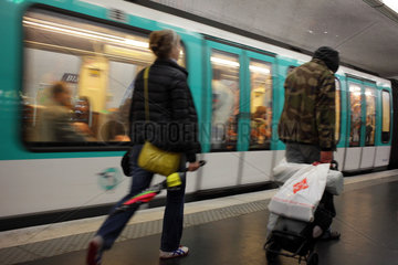 Paris  Frankreich  Fahrgaeste in der Pariser Metro