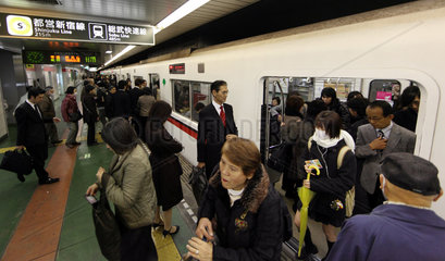 Tokio  Japan  Menschen steigen an der Shinjuku Station aus einer U-Bahn
