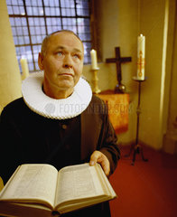 Hamburg  Deustchland  Pfarrer mit Bibel