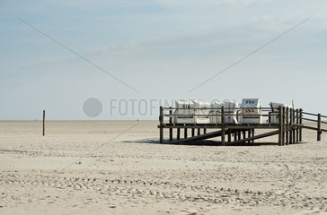 Sankt Peter-Ording  Deutschland  Strandkoerbe auf einem Holzsteg am Strand von St. Peter-Ording
