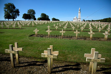 Ablain-Saint-Nazaire  Frankreich  Franzoesischer Nationalfriedhof Notre-Dame-de-Lorette