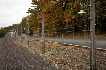 Buchenwald  Deutschland  elektrischer Zaun um die Gedenkstaette Buchenwald