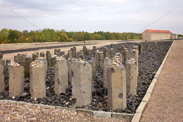 Buchenwald  Deutschland  Stelenfeld auf dem Gelaende der Gedenkstaette Buchenwald