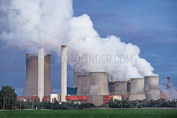 RWE-Kraftwerk Niederaussem abends
