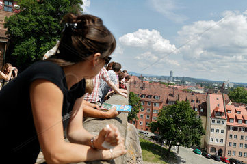 Nuernberg  Deutschland  Touristen blicken auf die Stadt