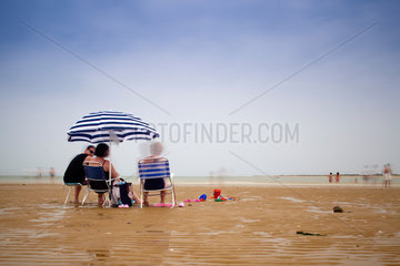 Cadiz  Spanien  Urlauber am Strand