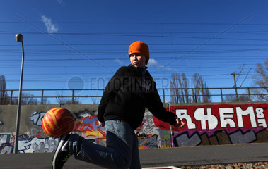 Berlin  Deutschland  Junge macht mit seinem Fussball einen Hackentrick
