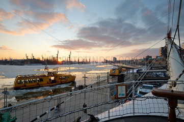 Hamburg  Deutschland  Sonnenuntergang ueber dem Hamburger Hafen