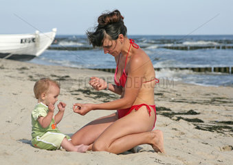 Koserow  Deutschland  eine Mutter und ihr Kind spielen am Strand