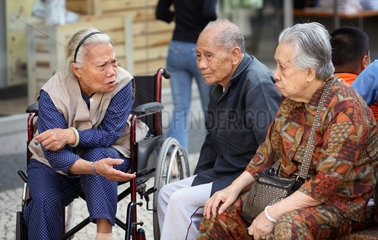 Macau  China  alte Menschen fuehren ein Gespraech