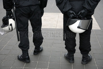 Posen  Polen  Ausruestung von Polizisten bei einer Demonstration