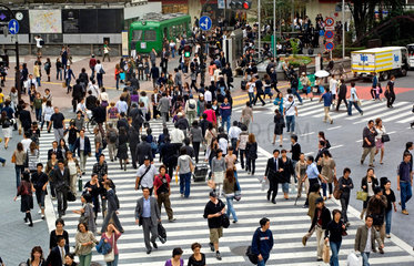 Tokio  Japan  Shibuya  Leute ueberqueren eine Strasse