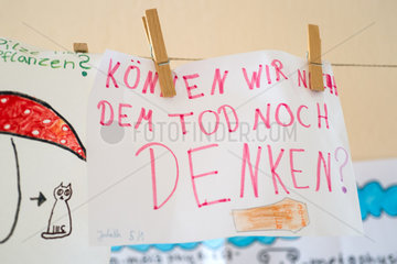 Berlin  Deutschland  zu Papier gebrachte Fragen von Schuelern nach einer Unterrichtsstunde