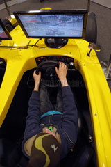Berlin  Deutschland  Jugendlicher sitzt auf der Jugendmesse YOU in einem Formel 1-Simulator