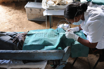Zala Zembaba  Aethiopien  eine Aerztin operiert an den Augen in einer Krankenstation