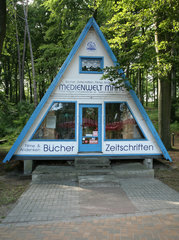 Loddin  Deutschland  ein dreieckiger Zeitungskiosk oberhalb vom Strand