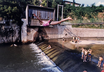 Sarajevo  Bosnien und Herzegowina  Kinder und Jugendliche baden in der Innenstadt