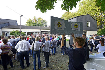 Deutschland  Nordrhein-Westfalen - Informationsveranstaltung zum Thema Fluechtlinge  dabei protestierende Anhaenger der Identitaeren Bewegung