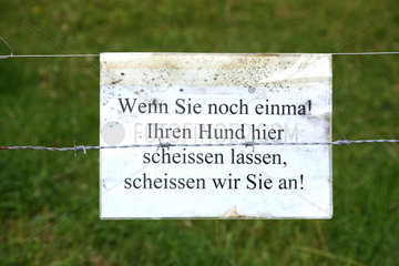 Lenhausen  Deutschland  Warschild an einem Zaun soll Hundebesitzer mahnen