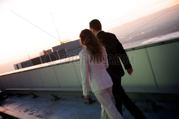 Warschau  Polen  ein junges Paar im Business-Outfit auf einem Dach