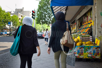 Berlin  Deutschland  zwei muslimische Frauen im Wedding