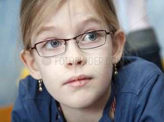 Hamburg  Deutschland  Portrait eines neunjaehrigen Maedchens mit Brille