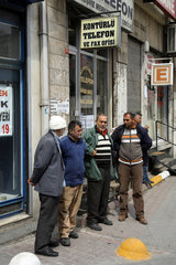 Istanbul  Tuerkei  Maenner vor einem Telefonladen