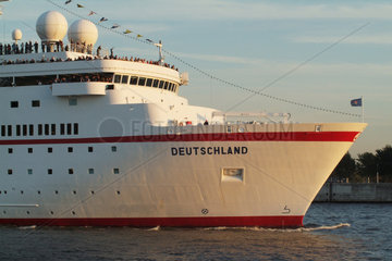 Hamburg  Deutschland  das Kreuzfahrtschiff Deutschland im Hamburger Hafen
