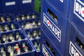 Berlin  Deutschland  leere Bionadeflaschen in Kisten