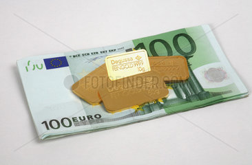 Berlin  Deutschland  Goldbarren und 100-Euroscheine