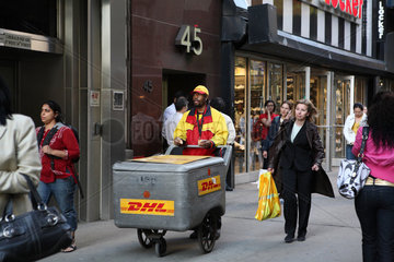 New York City  USA  DHL-Mitarbeiter in Manhattan