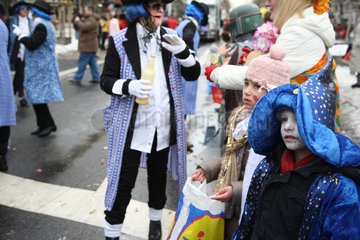 Berlin  Deutschland  verkleidete Kinder beim Karnevalsumzug auf dem Kudamm