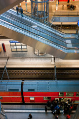 Berlin  Deutschland  Blick auf den Bahnsteig in der Tiefebene des Hauptbahnhofs