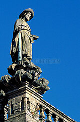 SPAIN. GALICIA. SANTIAGO DE COMPOSTELA  THE CATHEDRAL WITH THE STATUE OF SAINT JACQUES. ST JAMES WAY.  THE CAMINO FRANCES