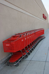 Boston  USA  rote Einkaufswagen ineinander geschoben vor einem TARGET Supermarkt