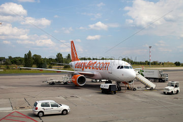 Schoenefeld  Deutschland  ein Fugzeug von easy jet auf dem Flughafen Schoenefeld