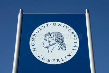 Berlin  Deutschland  Schild der Humboldt-Universitaet zu Berlin