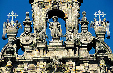 SPAIN. GALICIA. SANTIAGO DE COMPOSTELA  THE CATHEDRAL WITH THE STATUE OF SAINT JACQUES.ST JAMES WAY.  THE CAMINO FRANCESE  LE CAMINO FRANCES