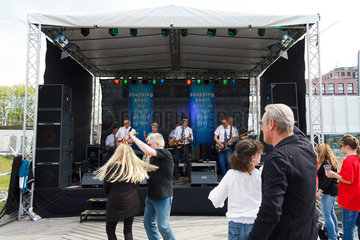 Berlin  Deutschland  Auftritt von Petticoat auf dem Tempelhofer Hafenfest  Besucher tanzen zur Musik