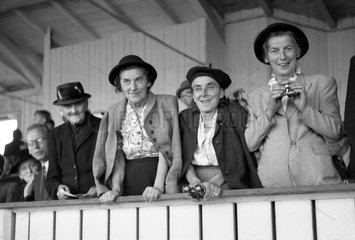 Dresden  DDR  Frauen mit Hut auf der Tribuene der Galopprennbahn