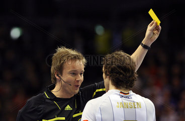 Berlin  Deutschland  ein Schiedsrichter zeigt einem Handballspieler die gelbe Karte
