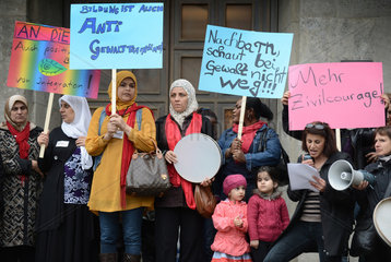 Berlin  Deutschland  Migrantinnen demonstrieren vor dem Rathaus Neukoelln gegen Gewalt