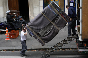 Paris  Frankreich  Schrank wird bei einem Umzug von zwei Maennern getragen