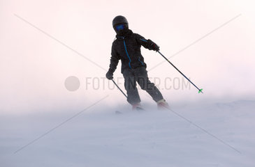 Krippenbrunn  Oesterreich  Silhouette  ein Junge faehrt Ski