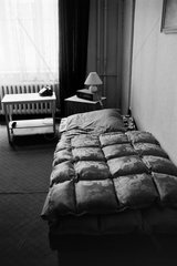 Berlin  Deutschland  Bett mit Beistelltisch