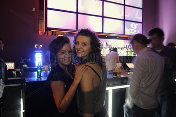 Warschau  Polen  zwei junge Frauen an der Bar des Nine Club