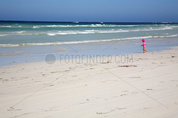 Port Denison  Australien  Kind beim Spielen am Meer